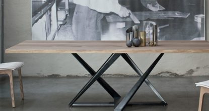 psací nebo jídelní stůl