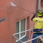 Jak na čistou fasádu? Wapka si poradí i s odolnou špínou