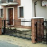 Plot a brána jako reprezentativní součást bydlení